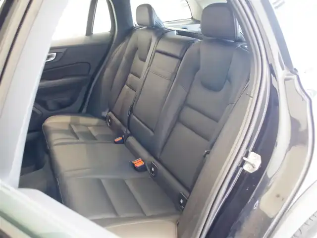 ボルボ Ｖ６０ クロスカントリー B5 AWD 岐阜県 2021(令3)年 2.9万km 黒 City Safety（衝突回避被害軽減ブレーキシステム）/歩行者、サイクリスト、大型動物検知機能（夜間含む）/右折時対向車検知機能/対向車対応機能/ステアリングサポート（衝突回避支援機能）/オンカミングレーンミティゲーション（対向車線衝突回避支援）/レーンキーピングエイド/ドライバーアラートコントロール/ロードサインインフォメーション/道路逸脱回避支援機能/車線維持支援機能/アダプティブクルーズコントロール）/後車衝突回避支援機能付ブラインドスポットインフォメーションシステム）/クロストラフィックアラート/被追突時警告機能/クライメートパッケージ　/フロントシートヒーター　/ステアリングホイールヒーター　 /リアシートヒーター　/パワーシートパッケージ/助手席パワーシート/助手席シートメモリー機能  /電動クッションエクステンション　/電動ランバーサポート /４ゾーンフルオートマチックエアコンディショナー/３６０度ビューカメラ　/フルアクティブハイビーム　/フルセグＴＶ　/ＨＤＤナビゲーションシステム/Bluetooth/Apple CarPlay、Android Auto