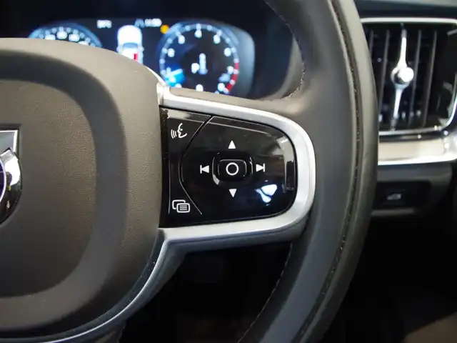 ボルボ Ｖ６０ クロスカントリー B5 AWD 岐阜県 2021(令3)年 2.9万km 黒 City Safety（衝突回避被害軽減ブレーキシステム）/歩行者、サイクリスト、大型動物検知機能（夜間含む）/右折時対向車検知機能/対向車対応機能/ステアリングサポート（衝突回避支援機能）/オンカミングレーンミティゲーション（対向車線衝突回避支援）/レーンキーピングエイド/ドライバーアラートコントロール/ロードサインインフォメーション/道路逸脱回避支援機能/車線維持支援機能/アダプティブクルーズコントロール）/後車衝突回避支援機能付ブラインドスポットインフォメーションシステム）/クロストラフィックアラート/被追突時警告機能/クライメートパッケージ　/フロントシートヒーター　/ステアリングホイールヒーター　 /リアシートヒーター　/パワーシートパッケージ/助手席パワーシート/助手席シートメモリー機能  /電動クッションエクステンション　/電動ランバーサポート /４ゾーンフルオートマチックエアコンディショナー/３６０度ビューカメラ　/フルアクティブハイビーム　/フルセグＴＶ　/ＨＤＤナビゲーションシステム/Bluetooth/Apple CarPlay、Android Auto