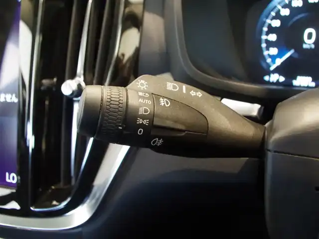 ボルボ Ｖ６０ クロスカントリー B5 AWD 岐阜県 2021(令3)年 2.9万km 黒 City Safety（衝突回避被害軽減ブレーキシステム）/歩行者、サイクリスト、大型動物検知機能（夜間含む）/右折時対向車検知機能/対向車対応機能/ステアリングサポート（衝突回避支援機能）/オンカミングレーンミティゲーション（対向車線衝突回避支援）/レーンキーピングエイド/ドライバーアラートコントロール/ロードサインインフォメーション/道路逸脱回避支援機能/車線維持支援機能/アダプティブクルーズコントロール）/後車衝突回避支援機能付ブラインドスポットインフォメーションシステム）/クロストラフィックアラート/被追突時警告機能/クライメートパッケージ　/フロントシートヒーター　/ステアリングホイールヒーター　 /リアシートヒーター　/パワーシートパッケージ/助手席パワーシート/助手席シートメモリー機能  /電動クッションエクステンション　/電動ランバーサポート /４ゾーンフルオートマチックエアコンディショナー/３６０度ビューカメラ　/フルアクティブハイビーム　/フルセグＴＶ　/ＨＤＤナビゲーションシステム/Bluetooth/Apple CarPlay、Android Auto