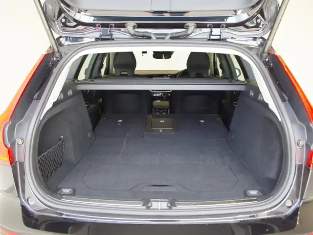 ボルボ Ｖ６０ クロスカントリー B5 AWD 岐阜県 2021(令3)年 2.9万km 黒 City Safety（衝突回避被害軽減ブレーキシステム）/歩行者、サイクリスト、大型動物検知機能（夜間含む）/右折時対向車検知機能/対向車対応機能/ステアリングサポート（衝突回避支援機能）/オンカミングレーンミティゲーション（対向車線衝突回避支援）/レーンキーピングエイド/ドライバーアラートコントロール/ロードサインインフォメーション/道路逸脱回避支援機能/車線維持支援機能/アダプティブクルーズコントロール）/後車衝突回避支援機能付ブラインドスポットインフォメーションシステム）/クロストラフィックアラート/被追突時警告機能/クライメートパッケージ　/フロントシートヒーター　/ステアリングホイールヒーター　 /リアシートヒーター　/パワーシートパッケージ/助手席パワーシート/助手席シートメモリー機能  /電動クッションエクステンション　/電動ランバーサポート /４ゾーンフルオートマチックエアコンディショナー/３６０度ビューカメラ　/フルアクティブハイビーム　/フルセグＴＶ　/ＨＤＤナビゲーションシステム/Bluetooth/Apple CarPlay、Android Auto