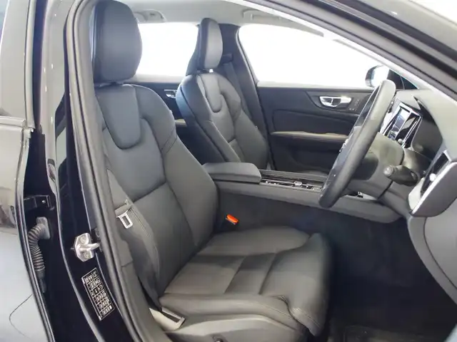 ボルボ Ｖ６０ クロスカントリー B5 AWD 岐阜県 2021(令3)年 2.9万km 黒 City Safety（衝突回避被害軽減ブレーキシステム）/歩行者、サイクリスト、大型動物検知機能（夜間含む）/右折時対向車検知機能/対向車対応機能/ステアリングサポート（衝突回避支援機能）/オンカミングレーンミティゲーション（対向車線衝突回避支援）/レーンキーピングエイド/ドライバーアラートコントロール/ロードサインインフォメーション/道路逸脱回避支援機能/車線維持支援機能/アダプティブクルーズコントロール）/後車衝突回避支援機能付ブラインドスポットインフォメーションシステム）/クロストラフィックアラート/被追突時警告機能/クライメートパッケージ　/フロントシートヒーター　/ステアリングホイールヒーター　 /リアシートヒーター　/パワーシートパッケージ/助手席パワーシート/助手席シートメモリー機能  /電動クッションエクステンション　/電動ランバーサポート /４ゾーンフルオートマチックエアコンディショナー/３６０度ビューカメラ　/フルアクティブハイビーム　/フルセグＴＶ　/ＨＤＤナビゲーションシステム/Bluetooth/Apple CarPlay、Android Auto