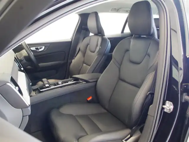 ボルボ Ｖ６０ クロスカントリー B5 AWD 岐阜県 2021(令3)年 2.9万km 黒 City Safety（衝突回避被害軽減ブレーキシステム）/歩行者、サイクリスト、大型動物検知機能（夜間含む）/右折時対向車検知機能/対向車対応機能/ステアリングサポート（衝突回避支援機能）/オンカミングレーンミティゲーション（対向車線衝突回避支援）/レーンキーピングエイド/ドライバーアラートコントロール/ロードサインインフォメーション/道路逸脱回避支援機能/車線維持支援機能/アダプティブクルーズコントロール）/後車衝突回避支援機能付ブラインドスポットインフォメーションシステム）/クロストラフィックアラート/被追突時警告機能/クライメートパッケージ　/フロントシートヒーター　/ステアリングホイールヒーター　 /リアシートヒーター　/パワーシートパッケージ/助手席パワーシート/助手席シートメモリー機能  /電動クッションエクステンション　/電動ランバーサポート /４ゾーンフルオートマチックエアコンディショナー/３６０度ビューカメラ　/フルアクティブハイビーム　/フルセグＴＶ　/ＨＤＤナビゲーションシステム/Bluetooth/Apple CarPlay、Android Auto