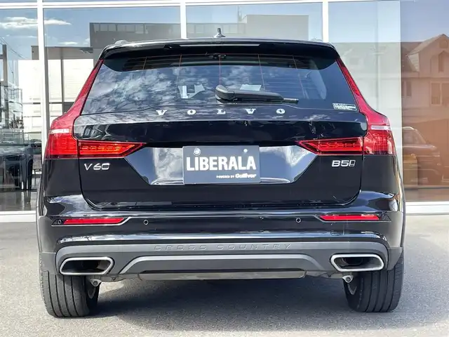 ボルボ Ｖ６０ クロスカントリー B5 AWD 岐阜県 2021(令3)年 2.9万km 黒 City Safety（衝突回避被害軽減ブレーキシステム）/歩行者、サイクリスト、大型動物検知機能（夜間含む）/右折時対向車検知機能/対向車対応機能/ステアリングサポート（衝突回避支援機能）/オンカミングレーンミティゲーション（対向車線衝突回避支援）/レーンキーピングエイド/ドライバーアラートコントロール/ロードサインインフォメーション/道路逸脱回避支援機能/車線維持支援機能/アダプティブクルーズコントロール）/後車衝突回避支援機能付ブラインドスポットインフォメーションシステム）/クロストラフィックアラート/被追突時警告機能/クライメートパッケージ　/フロントシートヒーター　/ステアリングホイールヒーター　 /リアシートヒーター　/パワーシートパッケージ/助手席パワーシート/助手席シートメモリー機能  /電動クッションエクステンション　/電動ランバーサポート /４ゾーンフルオートマチックエアコンディショナー/３６０度ビューカメラ　/フルアクティブハイビーム　/フルセグＴＶ　/ＨＤＤナビゲーションシステム/Bluetooth/Apple CarPlay、Android Auto