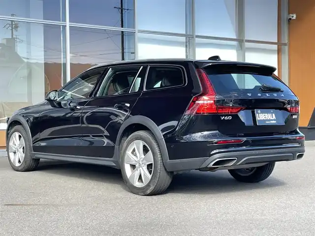 ボルボ Ｖ６０ クロスカントリー B5 AWD 岐阜県 2021(令3)年 2.9万km 黒 City Safety（衝突回避被害軽減ブレーキシステム）/歩行者、サイクリスト、大型動物検知機能（夜間含む）/右折時対向車検知機能/対向車対応機能/ステアリングサポート（衝突回避支援機能）/オンカミングレーンミティゲーション（対向車線衝突回避支援）/レーンキーピングエイド/ドライバーアラートコントロール/ロードサインインフォメーション/道路逸脱回避支援機能/車線維持支援機能/アダプティブクルーズコントロール）/後車衝突回避支援機能付ブラインドスポットインフォメーションシステム）/クロストラフィックアラート/被追突時警告機能/クライメートパッケージ　/フロントシートヒーター　/ステアリングホイールヒーター　 /リアシートヒーター　/パワーシートパッケージ/助手席パワーシート/助手席シートメモリー機能  /電動クッションエクステンション　/電動ランバーサポート /４ゾーンフルオートマチックエアコンディショナー/３６０度ビューカメラ　/フルアクティブハイビーム　/フルセグＴＶ　/ＨＤＤナビゲーションシステム/Bluetooth/Apple CarPlay、Android Auto