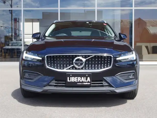 ボルボ Ｖ６０ クロスカントリー B5 AWD 岐阜県 2021(令3)年 2.9万km 黒 City Safety（衝突回避被害軽減ブレーキシステム）/歩行者、サイクリスト、大型動物検知機能（夜間含む）/右折時対向車検知機能/対向車対応機能/ステアリングサポート（衝突回避支援機能）/オンカミングレーンミティゲーション（対向車線衝突回避支援）/レーンキーピングエイド/ドライバーアラートコントロール/ロードサインインフォメーション/道路逸脱回避支援機能/車線維持支援機能/アダプティブクルーズコントロール）/後車衝突回避支援機能付ブラインドスポットインフォメーションシステム）/クロストラフィックアラート/被追突時警告機能/クライメートパッケージ　/フロントシートヒーター　/ステアリングホイールヒーター　 /リアシートヒーター　/パワーシートパッケージ/助手席パワーシート/助手席シートメモリー機能  /電動クッションエクステンション　/電動ランバーサポート /４ゾーンフルオートマチックエアコンディショナー/３６０度ビューカメラ　/フルアクティブハイビーム　/フルセグＴＶ　/ＨＤＤナビゲーションシステム/Bluetooth/Apple CarPlay、Android Auto