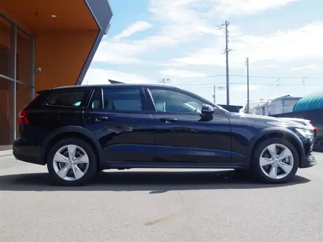 ボルボ Ｖ６０ クロスカントリー B5 AWD 岐阜県 2021(令3)年 2.9万km 黒 City Safety（衝突回避被害軽減ブレーキシステム）/歩行者、サイクリスト、大型動物検知機能（夜間含む）/右折時対向車検知機能/対向車対応機能/ステアリングサポート（衝突回避支援機能）/オンカミングレーンミティゲーション（対向車線衝突回避支援）/レーンキーピングエイド/ドライバーアラートコントロール/ロードサインインフォメーション/道路逸脱回避支援機能/車線維持支援機能/アダプティブクルーズコントロール）/後車衝突回避支援機能付ブラインドスポットインフォメーションシステム）/クロストラフィックアラート/被追突時警告機能/クライメートパッケージ　/フロントシートヒーター　/ステアリングホイールヒーター　 /リアシートヒーター　/パワーシートパッケージ/助手席パワーシート/助手席シートメモリー機能  /電動クッションエクステンション　/電動ランバーサポート /４ゾーンフルオートマチックエアコンディショナー/３６０度ビューカメラ　/フルアクティブハイビーム　/フルセグＴＶ　/ＨＤＤナビゲーションシステム/Bluetooth/Apple CarPlay、Android Auto