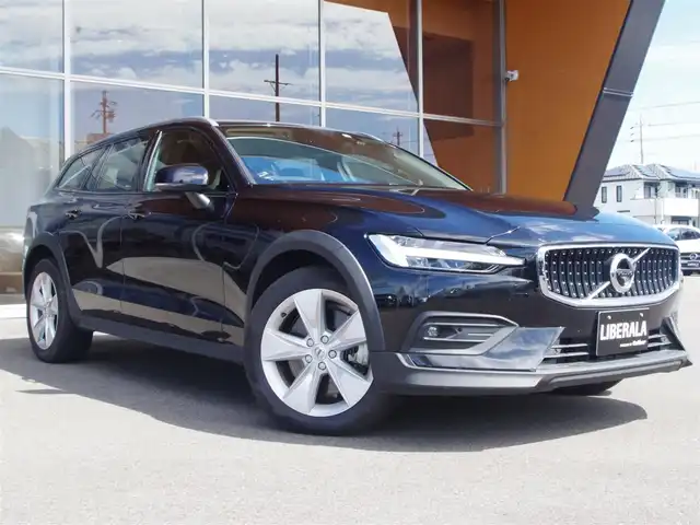 ボルボ Ｖ６０ クロスカントリー B5 AWD 岐阜県 2021(令3)年 2.9万km 黒 City Safety（衝突回避被害軽減ブレーキシステム）/歩行者、サイクリスト、大型動物検知機能（夜間含む）/右折時対向車検知機能/対向車対応機能/ステアリングサポート（衝突回避支援機能）/オンカミングレーンミティゲーション（対向車線衝突回避支援）/レーンキーピングエイド/ドライバーアラートコントロール/ロードサインインフォメーション/道路逸脱回避支援機能/車線維持支援機能/アダプティブクルーズコントロール）/後車衝突回避支援機能付ブラインドスポットインフォメーションシステム）/クロストラフィックアラート/被追突時警告機能/クライメートパッケージ　/フロントシートヒーター　/ステアリングホイールヒーター　 /リアシートヒーター　/パワーシートパッケージ/助手席パワーシート/助手席シートメモリー機能  /電動クッションエクステンション　/電動ランバーサポート /４ゾーンフルオートマチックエアコンディショナー/３６０度ビューカメラ　/フルアクティブハイビーム　/フルセグＴＶ　/ＨＤＤナビゲーションシステム/Bluetooth/Apple CarPlay、Android Auto