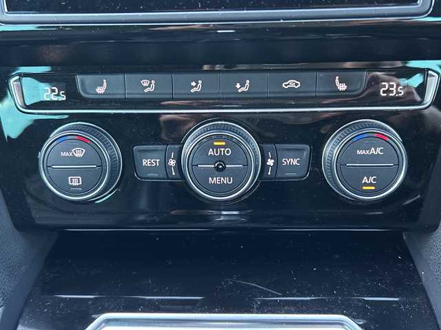 フォルクスワーゲン パサート ヴァリアント TSI Rライン 栃木県 2015(平27)年 8.4万km 白 純正メモリナビ/・Discover Pro/・Bluetooth  CD DVD/・バックカメラ/追従式クルーズコントロール/スペアキー/電動バックドア/レザーシート/シートヒーター/パワーシート/ルーフレール/純正18インチアルミホイール/衝突被害軽減システム/コーナーセンサー/オートライト/LEDヘッドライト/電動パーキング/オートブレーキホールド/取扱説明書/保証書