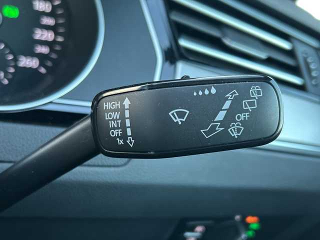 フォルクスワーゲン パサート ヴァリアント TSI Rライン 栃木県 2015(平27)年 8.4万km 白 純正メモリナビ/・Discover Pro/・Bluetooth  CD DVD/・バックカメラ/追従式クルーズコントロール/スペアキー/電動バックドア/レザーシート/シートヒーター/パワーシート/ルーフレール/純正18インチアルミホイール/衝突被害軽減システム/コーナーセンサー/オートライト/LEDヘッドライト/電動パーキング/オートブレーキホールド/取扱説明書/保証書