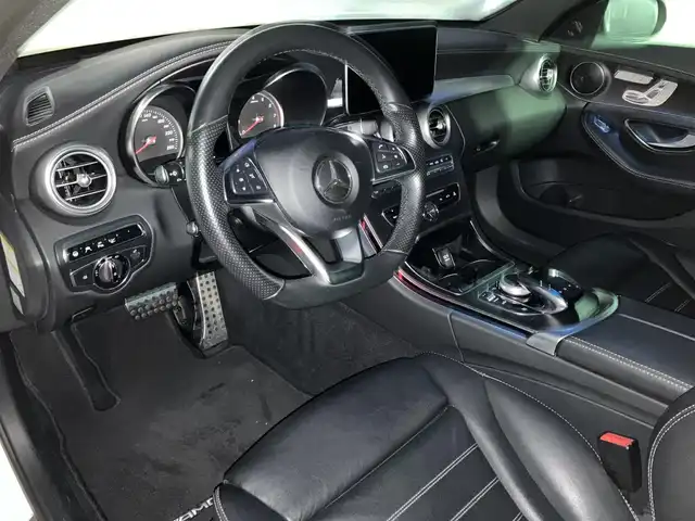 メルセデス・ベンツ Ｃ２００ スポーツエディション 三重県 2015(平27)年 5.4万km ポーラホワイト 左ハンドル/車検R8年11月29日/登録時走行距離53548km/ターボ/パワートランク/パナメリカーナグリル/トランクスポイラー/ブラックルーフ/パノラミックスライディングルーフ/♪PRE-SAFEブレーキ/♪アクティブレーンキーピングアシスト/♪ブラインドスポットアシスト/♪アテンションアシスト/♪インテリジェントライトシステム/♪追従付クルーズコントロール/♪純正ナビ/ ・フルセグ・Bluetooth/ ・DVD再生・CD録音/ ・USB/♪バックカメラ/♪黒革シート/♪前席パワーシート(メモリ付)/♪前席シートヒーター/♪ヘッドアップディスプレイ/♪LEDヘッドライト/♪リアフォグ/♪オートライト/♪コーナーセンサー/♪アイドリングストップ/♪電子パーキング/♪ウィンカーミラー/♪オートリトラクタブルミラー/♪革巻ステアリング/♪ステアリングスイッチ/♪パドルシフト/♪純正18インチAW/♪フロアマット