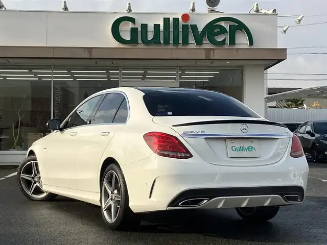 メルセデス・ベンツ Ｃ２００ スポーツエディション 三重県 2015(平27)年 5.4万km ポーラホワイト 左ハンドル/車検R8年11月29日/登録時走行距離53548km/ターボ/パワートランク/パナメリカーナグリル/トランクスポイラー/ブラックルーフ/パノラミックスライディングルーフ/♪PRE-SAFEブレーキ/♪アクティブレーンキーピングアシスト/♪ブラインドスポットアシスト/♪アテンションアシスト/♪インテリジェントライトシステム/♪追従付クルーズコントロール/♪純正ナビ/ ・フルセグ・Bluetooth/ ・DVD再生・CD録音/ ・USB/♪バックカメラ/♪黒革シート/♪前席パワーシート(メモリ付)/♪前席シートヒーター/♪ヘッドアップディスプレイ/♪LEDヘッドライト/♪リアフォグ/♪オートライト/♪コーナーセンサー/♪アイドリングストップ/♪電子パーキング/♪ウィンカーミラー/♪オートリトラクタブルミラー/♪革巻ステアリング/♪ステアリングスイッチ/♪パドルシフト/♪純正18インチAW/♪フロアマット