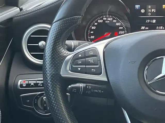 メルセデス・ベンツ Ｃ２００ スポーツエディション 三重県 2015(平27)年 5.4万km ポーラホワイト 左ハンドル/車検R8年11月29日/登録時走行距離53548km/ターボ/パワートランク/パナメリカーナグリル/トランクスポイラー/ブラックルーフ/パノラミックスライディングルーフ/♪PRE-SAFEブレーキ/♪アクティブレーンキーピングアシスト/♪ブラインドスポットアシスト/♪アテンションアシスト/♪インテリジェントライトシステム/♪追従付クルーズコントロール/♪純正ナビ/ ・フルセグ・Bluetooth/ ・DVD再生・CD録音/ ・USB/♪バックカメラ/♪黒革シート/♪前席パワーシート(メモリ付)/♪前席シートヒーター/♪ヘッドアップディスプレイ/♪LEDヘッドライト/♪リアフォグ/♪オートライト/♪コーナーセンサー/♪アイドリングストップ/♪電子パーキング/♪ウィンカーミラー/♪オートリトラクタブルミラー/♪革巻ステアリング/♪ステアリングスイッチ/♪パドルシフト/♪純正18インチAW/♪フロアマット