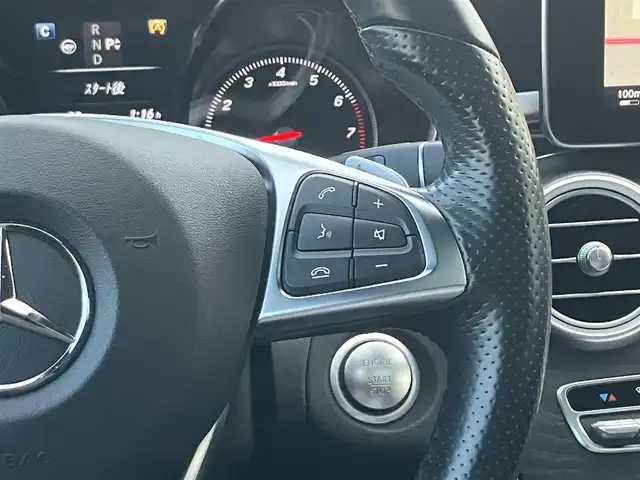 メルセデス・ベンツ Ｃ２００ スポーツエディション 三重県 2015(平27)年 5.4万km ポーラホワイト 左ハンドル/車検R8年11月29日/登録時走行距離53548km/ターボ/パワートランク/パナメリカーナグリル/トランクスポイラー/ブラックルーフ/パノラミックスライディングルーフ/♪PRE-SAFEブレーキ/♪アクティブレーンキーピングアシスト/♪ブラインドスポットアシスト/♪アテンションアシスト/♪インテリジェントライトシステム/♪追従付クルーズコントロール/♪純正ナビ/ ・フルセグ・Bluetooth/ ・DVD再生・CD録音/ ・USB/♪バックカメラ/♪黒革シート/♪前席パワーシート(メモリ付)/♪前席シートヒーター/♪ヘッドアップディスプレイ/♪LEDヘッドライト/♪リアフォグ/♪オートライト/♪コーナーセンサー/♪アイドリングストップ/♪電子パーキング/♪ウィンカーミラー/♪オートリトラクタブルミラー/♪革巻ステアリング/♪ステアリングスイッチ/♪パドルシフト/♪純正18インチAW/♪フロアマット