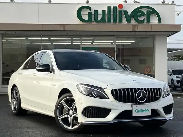 メルセデス・ベンツ Ｃ２００ スポーツエディション 三重県 2015(平27)年 5.4万km ポーラホワイト 左ハンドル/車検R8年11月29日/登録時走行距離53548km/ターボ/パワートランク/パナメリカーナグリル/トランクスポイラー/ブラックルーフ/パノラミックスライディングルーフ/♪PRE-SAFEブレーキ/♪アクティブレーンキーピングアシスト/♪ブラインドスポットアシスト/♪アテンションアシスト/♪インテリジェントライトシステム/♪追従付クルーズコントロール/♪純正ナビ/ ・フルセグ・Bluetooth/ ・DVD再生・CD録音/ ・USB/♪バックカメラ/♪黒革シート/♪前席パワーシート(メモリ付)/♪前席シートヒーター/♪ヘッドアップディスプレイ/♪LEDヘッドライト/♪リアフォグ/♪オートライト/♪コーナーセンサー/♪アイドリングストップ/♪電子パーキング/♪ウィンカーミラー/♪オートリトラクタブルミラー/♪革巻ステアリング/♪ステアリングスイッチ/♪パドルシフト/♪純正18インチAW/♪フロアマット