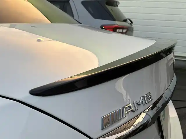 メルセデス・ベンツ Ｃ２００ スポーツエディション 三重県 2015(平27)年 5.4万km ポーラホワイト 左ハンドル/車検R8年11月29日/登録時走行距離53548km/ターボ/パワートランク/パナメリカーナグリル/トランクスポイラー/ブラックルーフ/パノラミックスライディングルーフ/♪PRE-SAFEブレーキ/♪アクティブレーンキーピングアシスト/♪ブラインドスポットアシスト/♪アテンションアシスト/♪インテリジェントライトシステム/♪追従付クルーズコントロール/♪純正ナビ/ ・フルセグ・Bluetooth/ ・DVD再生・CD録音/ ・USB/♪バックカメラ/♪黒革シート/♪前席パワーシート(メモリ付)/♪前席シートヒーター/♪ヘッドアップディスプレイ/♪LEDヘッドライト/♪リアフォグ/♪オートライト/♪コーナーセンサー/♪アイドリングストップ/♪電子パーキング/♪ウィンカーミラー/♪オートリトラクタブルミラー/♪革巻ステアリング/♪ステアリングスイッチ/♪パドルシフト/♪純正18インチAW/♪フロアマット