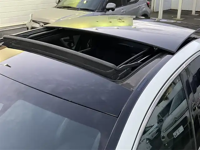 メルセデス・ベンツ Ｃ２００ スポーツエディション 三重県 2015(平27)年 5.4万km ポーラホワイト 左ハンドル/車検R8年11月29日/登録時走行距離53548km/ターボ/パワートランク/パナメリカーナグリル/トランクスポイラー/ブラックルーフ/パノラミックスライディングルーフ/♪PRE-SAFEブレーキ/♪アクティブレーンキーピングアシスト/♪ブラインドスポットアシスト/♪アテンションアシスト/♪インテリジェントライトシステム/♪追従付クルーズコントロール/♪純正ナビ/ ・フルセグ・Bluetooth/ ・DVD再生・CD録音/ ・USB/♪バックカメラ/♪黒革シート/♪前席パワーシート(メモリ付)/♪前席シートヒーター/♪ヘッドアップディスプレイ/♪LEDヘッドライト/♪リアフォグ/♪オートライト/♪コーナーセンサー/♪アイドリングストップ/♪電子パーキング/♪ウィンカーミラー/♪オートリトラクタブルミラー/♪革巻ステアリング/♪ステアリングスイッチ/♪パドルシフト/♪純正18インチAW/♪フロアマット