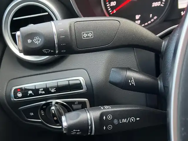 メルセデス・ベンツ Ｃ２００ スポーツエディション 三重県 2015(平27)年 5.4万km ポーラホワイト 左ハンドル/車検R8年11月29日/登録時走行距離53548km/ターボ/パワートランク/パナメリカーナグリル/トランクスポイラー/ブラックルーフ/パノラミックスライディングルーフ/♪PRE-SAFEブレーキ/♪アクティブレーンキーピングアシスト/♪ブラインドスポットアシスト/♪アテンションアシスト/♪インテリジェントライトシステム/♪追従付クルーズコントロール/♪純正ナビ/ ・フルセグ・Bluetooth/ ・DVD再生・CD録音/ ・USB/♪バックカメラ/♪黒革シート/♪前席パワーシート(メモリ付)/♪前席シートヒーター/♪ヘッドアップディスプレイ/♪LEDヘッドライト/♪リアフォグ/♪オートライト/♪コーナーセンサー/♪アイドリングストップ/♪電子パーキング/♪ウィンカーミラー/♪オートリトラクタブルミラー/♪革巻ステアリング/♪ステアリングスイッチ/♪パドルシフト/♪純正18インチAW/♪フロアマット