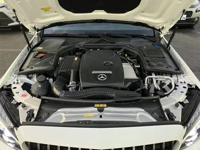 メルセデス・ベンツ Ｃ２００ スポーツエディション 三重県 2015(平27)年 5.4万km ポーラホワイト 左ハンドル/車検R8年11月29日/登録時走行距離53548km/ターボ/パワートランク/パナメリカーナグリル/トランクスポイラー/ブラックルーフ/パノラミックスライディングルーフ/♪PRE-SAFEブレーキ/♪アクティブレーンキーピングアシスト/♪ブラインドスポットアシスト/♪アテンションアシスト/♪インテリジェントライトシステム/♪追従付クルーズコントロール/♪純正ナビ/ ・フルセグ・Bluetooth/ ・DVD再生・CD録音/ ・USB/♪バックカメラ/♪黒革シート/♪前席パワーシート(メモリ付)/♪前席シートヒーター/♪ヘッドアップディスプレイ/♪LEDヘッドライト/♪リアフォグ/♪オートライト/♪コーナーセンサー/♪アイドリングストップ/♪電子パーキング/♪ウィンカーミラー/♪オートリトラクタブルミラー/♪革巻ステアリング/♪ステアリングスイッチ/♪パドルシフト/♪純正18インチAW/♪フロアマット