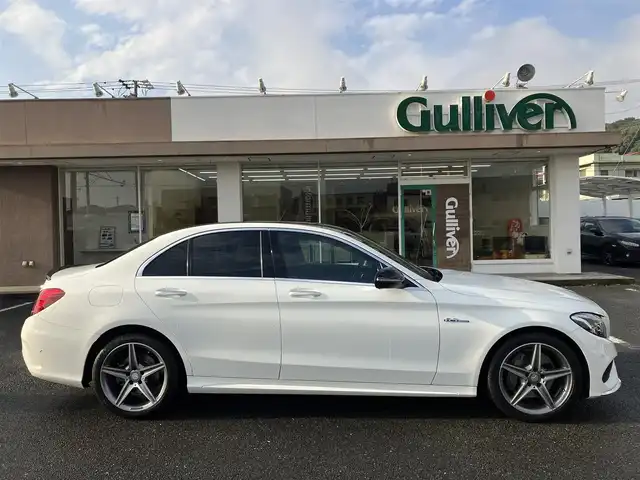メルセデス・ベンツ Ｃ２００ スポーツエディション 三重県 2015(平27)年 5.4万km ポーラホワイト 左ハンドル/車検R8年11月29日/登録時走行距離53548km/ターボ/パワートランク/パナメリカーナグリル/トランクスポイラー/ブラックルーフ/パノラミックスライディングルーフ/♪PRE-SAFEブレーキ/♪アクティブレーンキーピングアシスト/♪ブラインドスポットアシスト/♪アテンションアシスト/♪インテリジェントライトシステム/♪追従付クルーズコントロール/♪純正ナビ/ ・フルセグ・Bluetooth/ ・DVD再生・CD録音/ ・USB/♪バックカメラ/♪黒革シート/♪前席パワーシート(メモリ付)/♪前席シートヒーター/♪ヘッドアップディスプレイ/♪LEDヘッドライト/♪リアフォグ/♪オートライト/♪コーナーセンサー/♪アイドリングストップ/♪電子パーキング/♪ウィンカーミラー/♪オートリトラクタブルミラー/♪革巻ステアリング/♪ステアリングスイッチ/♪パドルシフト/♪純正18インチAW/♪フロアマット