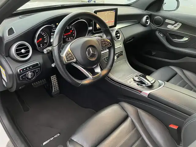 メルセデス・ベンツ Ｃ２００ スポーツエディション 三重県 2015(平27)年 5.4万km ポーラホワイト 左ハンドル/車検R8年11月29日/登録時走行距離53548km/ターボ/パワートランク/パナメリカーナグリル/トランクスポイラー/ブラックルーフ/パノラミックスライディングルーフ/♪PRE-SAFEブレーキ/♪アクティブレーンキーピングアシスト/♪ブラインドスポットアシスト/♪アテンションアシスト/♪インテリジェントライトシステム/♪追従付クルーズコントロール/♪純正ナビ/ ・フルセグ・Bluetooth/ ・DVD再生・CD録音/ ・USB/♪バックカメラ/♪黒革シート/♪前席パワーシート(メモリ付)/♪前席シートヒーター/♪ヘッドアップディスプレイ/♪LEDヘッドライト/♪リアフォグ/♪オートライト/♪コーナーセンサー/♪アイドリングストップ/♪電子パーキング/♪ウィンカーミラー/♪オートリトラクタブルミラー/♪革巻ステアリング/♪ステアリングスイッチ/♪パドルシフト/♪純正18インチAW/♪フロアマット