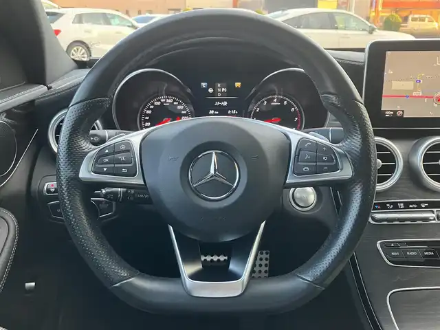 メルセデス・ベンツ Ｃ２００ スポーツエディション 三重県 2015(平27)年 5.4万km ポーラホワイト 左ハンドル/車検R8年11月29日/登録時走行距離53548km/ターボ/パワートランク/パナメリカーナグリル/トランクスポイラー/ブラックルーフ/パノラミックスライディングルーフ/♪PRE-SAFEブレーキ/♪アクティブレーンキーピングアシスト/♪ブラインドスポットアシスト/♪アテンションアシスト/♪インテリジェントライトシステム/♪追従付クルーズコントロール/♪純正ナビ/ ・フルセグ・Bluetooth/ ・DVD再生・CD録音/ ・USB/♪バックカメラ/♪黒革シート/♪前席パワーシート(メモリ付)/♪前席シートヒーター/♪ヘッドアップディスプレイ/♪LEDヘッドライト/♪リアフォグ/♪オートライト/♪コーナーセンサー/♪アイドリングストップ/♪電子パーキング/♪ウィンカーミラー/♪オートリトラクタブルミラー/♪革巻ステアリング/♪ステアリングスイッチ/♪パドルシフト/♪純正18インチAW/♪フロアマット