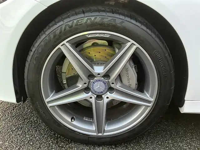 メルセデス・ベンツ Ｃ２００ スポーツエディション 三重県 2015(平27)年 5.4万km ポーラホワイト 左ハンドル/車検R8年11月29日/登録時走行距離53548km/ターボ/パワートランク/パナメリカーナグリル/トランクスポイラー/ブラックルーフ/パノラミックスライディングルーフ/♪PRE-SAFEブレーキ/♪アクティブレーンキーピングアシスト/♪ブラインドスポットアシスト/♪アテンションアシスト/♪インテリジェントライトシステム/♪追従付クルーズコントロール/♪純正ナビ/ ・フルセグ・Bluetooth/ ・DVD再生・CD録音/ ・USB/♪バックカメラ/♪黒革シート/♪前席パワーシート(メモリ付)/♪前席シートヒーター/♪ヘッドアップディスプレイ/♪LEDヘッドライト/♪リアフォグ/♪オートライト/♪コーナーセンサー/♪アイドリングストップ/♪電子パーキング/♪ウィンカーミラー/♪オートリトラクタブルミラー/♪革巻ステアリング/♪ステアリングスイッチ/♪パドルシフト/♪純正18インチAW/♪フロアマット