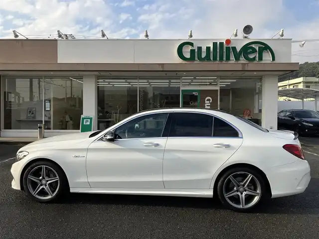 メルセデス・ベンツ Ｃ２００ スポーツエディション 三重県 2015(平27)年 5.4万km ポーラホワイト 左ハンドル/車検R8年11月29日/登録時走行距離53548km/ターボ/パワートランク/パナメリカーナグリル/トランクスポイラー/ブラックルーフ/パノラミックスライディングルーフ/♪PRE-SAFEブレーキ/♪アクティブレーンキーピングアシスト/♪ブラインドスポットアシスト/♪アテンションアシスト/♪インテリジェントライトシステム/♪追従付クルーズコントロール/♪純正ナビ/ ・フルセグ・Bluetooth/ ・DVD再生・CD録音/ ・USB/♪バックカメラ/♪黒革シート/♪前席パワーシート(メモリ付)/♪前席シートヒーター/♪ヘッドアップディスプレイ/♪LEDヘッドライト/♪リアフォグ/♪オートライト/♪コーナーセンサー/♪アイドリングストップ/♪電子パーキング/♪ウィンカーミラー/♪オートリトラクタブルミラー/♪革巻ステアリング/♪ステアリングスイッチ/♪パドルシフト/♪純正18インチAW/♪フロアマット
