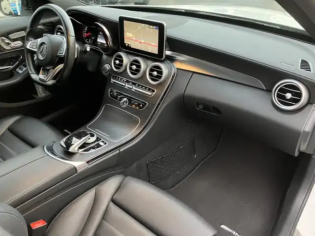 メルセデス・ベンツ Ｃ２００ スポーツエディション 三重県 2015(平27)年 5.4万km ポーラホワイト 左ハンドル/車検R8年11月29日/登録時走行距離53548km/ターボ/パワートランク/パナメリカーナグリル/トランクスポイラー/ブラックルーフ/パノラミックスライディングルーフ/♪PRE-SAFEブレーキ/♪アクティブレーンキーピングアシスト/♪ブラインドスポットアシスト/♪アテンションアシスト/♪インテリジェントライトシステム/♪追従付クルーズコントロール/♪純正ナビ/ ・フルセグ・Bluetooth/ ・DVD再生・CD録音/ ・USB/♪バックカメラ/♪黒革シート/♪前席パワーシート(メモリ付)/♪前席シートヒーター/♪ヘッドアップディスプレイ/♪LEDヘッドライト/♪リアフォグ/♪オートライト/♪コーナーセンサー/♪アイドリングストップ/♪電子パーキング/♪ウィンカーミラー/♪オートリトラクタブルミラー/♪革巻ステアリング/♪ステアリングスイッチ/♪パドルシフト/♪純正18インチAW/♪フロアマット