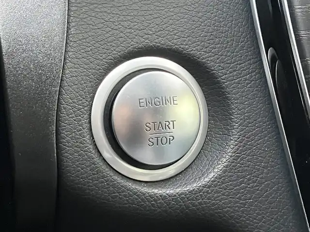 メルセデス・ベンツ Ｃ２００ スポーツエディション 三重県 2015(平27)年 5.4万km ポーラホワイト 左ハンドル/車検R8年11月29日/登録時走行距離53548km/ターボ/パワートランク/パナメリカーナグリル/トランクスポイラー/ブラックルーフ/パノラミックスライディングルーフ/♪PRE-SAFEブレーキ/♪アクティブレーンキーピングアシスト/♪ブラインドスポットアシスト/♪アテンションアシスト/♪インテリジェントライトシステム/♪追従付クルーズコントロール/♪純正ナビ/ ・フルセグ・Bluetooth/ ・DVD再生・CD録音/ ・USB/♪バックカメラ/♪黒革シート/♪前席パワーシート(メモリ付)/♪前席シートヒーター/♪ヘッドアップディスプレイ/♪LEDヘッドライト/♪リアフォグ/♪オートライト/♪コーナーセンサー/♪アイドリングストップ/♪電子パーキング/♪ウィンカーミラー/♪オートリトラクタブルミラー/♪革巻ステアリング/♪ステアリングスイッチ/♪パドルシフト/♪純正18インチAW/♪フロアマット