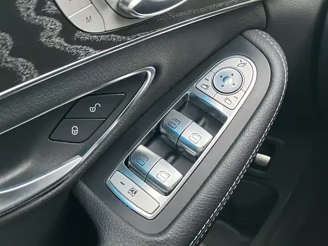 メルセデス・ベンツ Ｃ２００ スポーツエディション 三重県 2015(平27)年 5.4万km ポーラホワイト 左ハンドル/車検R8年11月29日/登録時走行距離53548km/ターボ/パワートランク/パナメリカーナグリル/トランクスポイラー/ブラックルーフ/パノラミックスライディングルーフ/♪PRE-SAFEブレーキ/♪アクティブレーンキーピングアシスト/♪ブラインドスポットアシスト/♪アテンションアシスト/♪インテリジェントライトシステム/♪追従付クルーズコントロール/♪純正ナビ/ ・フルセグ・Bluetooth/ ・DVD再生・CD録音/ ・USB/♪バックカメラ/♪黒革シート/♪前席パワーシート(メモリ付)/♪前席シートヒーター/♪ヘッドアップディスプレイ/♪LEDヘッドライト/♪リアフォグ/♪オートライト/♪コーナーセンサー/♪アイドリングストップ/♪電子パーキング/♪ウィンカーミラー/♪オートリトラクタブルミラー/♪革巻ステアリング/♪ステアリングスイッチ/♪パドルシフト/♪純正18インチAW/♪フロアマット