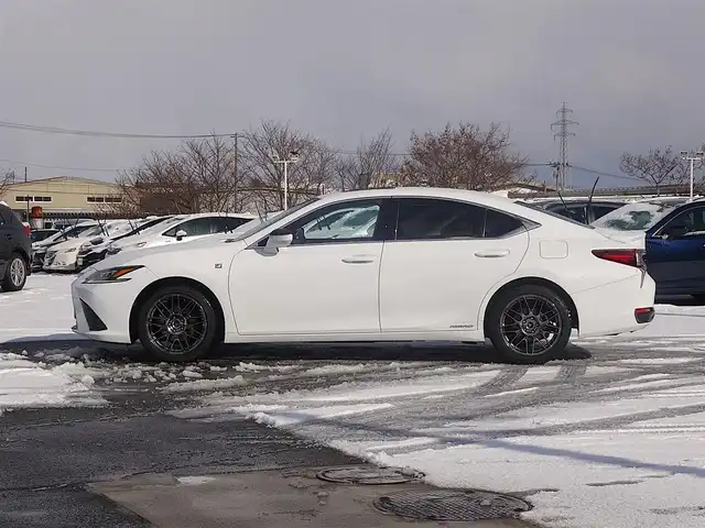 レクサス ＥＳ 300h Fスポーツ 山形県 2019(平31)年 5.9万km ホワイトノーヴァガラスフレーク 4WD/衝突被害軽減システム/サンルーフ/純正メモリナビ/　　【CD DVD BT フルセグ USB AUX】/レーダークルーズコントロール/LEDオートライト/レザーシート/シートヒーター/エアシート/パワーシート/純正18インチアルミホイール/コーナーセンサー/ステアリングヒーター/ステアリングスイッチ/パドルシフト/電動格納ウィンカーミラー/スマートキー/カードキー/ETC2.0