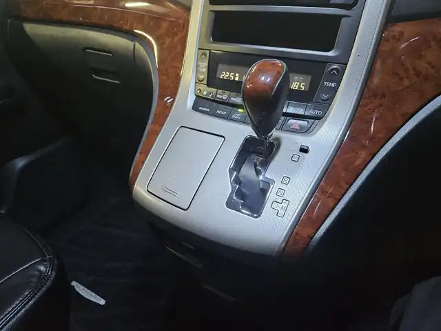 トヨタ アルファード 240S プライムセレクションⅡ 宮崎県 2011(平23)年 8.8万km ホワイトパールクリスタルシャイン 純正ナビ/フルセグTV/純正9型後席ディスプレイ/両側パワースライドドア/バックカメラ/ビルトインETC/クリアランスソナー/バックソナー/HIDヘッドランプ/オートライト/フロントフォグランプ/デュアルオートエアコン/アルカンターラシート/レザー調シートカバー付/2列目キャプテンシート/2列目オットマン/純正18インチアルミホイール/スマートキー/プッシュエンジンスタート/禁煙車