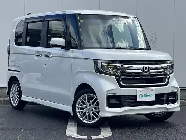 ホンダ Ｎ ＢＯＸ カスタム L ターボ 三重県 2023(令5)年 1.9万km プラチナホワイトパール 純正ナビ(Bluetooth/USB/TV/CD/DVD/SD/AM/FM)/ドライブレコーダー(前後)/バックカメラ/両側パワースライドドア/ホンダセンシング(衝突軽減ブレーキ/オートハイビーム/誤発進抑制機能/標識認識機能/後方誤発進抑制機能/路外逸脱抑制機能/歩行者事故低減ステアリング/先行車発進お知らせ機能/アダプティブクルーズコントロール)/ETC/ターボ/4WD/ガンメタアクセント入ブラック合皮シート/シートヒーター(運転席/助手席)/LEDヘッドランプ/LEDフォグランプ/マルチブラック加飾付革巻きステアリングホイール/ステアリングスイッチ/パドルシフト/スペアキー