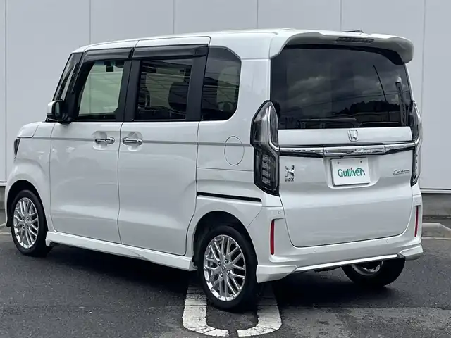 ホンダ Ｎ ＢＯＸ カスタム L ターボ 三重県 2023(令5)年 1.9万km プラチナホワイトパール 純正ナビ(Bluetooth/USB/TV/CD/DVD/SD/AM/FM)/ドライブレコーダー(前後)/バックカメラ/両側パワースライドドア/ホンダセンシング(衝突軽減ブレーキ/オートハイビーム/誤発進抑制機能/標識認識機能/後方誤発進抑制機能/路外逸脱抑制機能/歩行者事故低減ステアリング/先行車発進お知らせ機能/アダプティブクルーズコントロール)/ETC/ターボ/4WD/ガンメタアクセント入ブラック合皮シート/シートヒーター(運転席/助手席)/LEDヘッドランプ/LEDフォグランプ/マルチブラック加飾付革巻きステアリングホイール/ステアリングスイッチ/パドルシフト/スペアキー