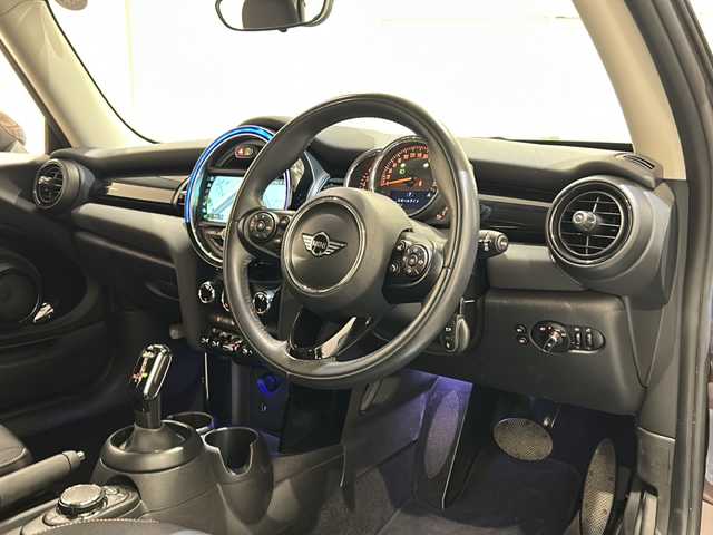 ＭＩＮＩ ミニ クーパー バーガンディーED 新潟県 2019(平31)年 2.1万km ピュアバーガンディー Burgundy Edition専用センター・ディスプレイ・リング/Burgundy Edition オリジナル・バッジ/純正16インチアルミホイール/LEDヘッドライト/LEDフォグランプ/ストレージ・コンパートメントパッケージ/パーキングアシストパッケージ/ライトパッケージ/コンフォートアクセス/リアビューカメラ/アクティブクルーズコントロール/MINIナビゲーションシステム/・Bluetooth/AUX/USB/ラジオ/ドライビングアシスト/マルチファンクションスイッチ/アイドリングストップ
