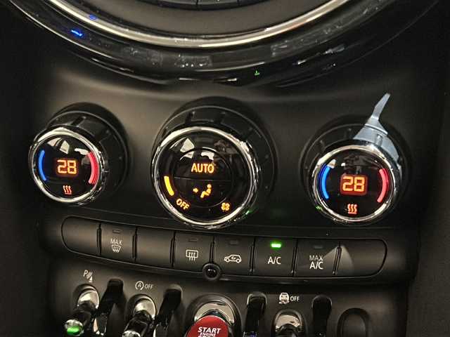 ＭＩＮＩ ミニ クーパー バーガンディーED 新潟県 2019(平31)年 2.1万km ピュアバーガンディー Burgundy Edition専用センター・ディスプレイ・リング/Burgundy Edition オリジナル・バッジ/純正16インチアルミホイール/LEDヘッドライト/LEDフォグランプ/ストレージ・コンパートメントパッケージ/パーキングアシストパッケージ/ライトパッケージ/コンフォートアクセス/リアビューカメラ/アクティブクルーズコントロール/MINIナビゲーションシステム/・Bluetooth/AUX/USB/ラジオ/ドライビングアシスト/マルチファンクションスイッチ/アイドリングストップ