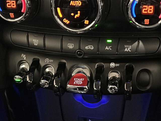ＭＩＮＩ ミニ クーパー バーガンディーED 新潟県 2019(平31)年 2.1万km ピュアバーガンディー Burgundy Edition専用センター・ディスプレイ・リング/Burgundy Edition オリジナル・バッジ/純正16インチアルミホイール/LEDヘッドライト/LEDフォグランプ/ストレージ・コンパートメントパッケージ/パーキングアシストパッケージ/ライトパッケージ/コンフォートアクセス/リアビューカメラ/アクティブクルーズコントロール/MINIナビゲーションシステム/・Bluetooth/AUX/USB/ラジオ/ドライビングアシスト/マルチファンクションスイッチ/アイドリングストップ