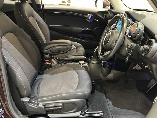 ＭＩＮＩ ミニ クーパー バーガンディーED 新潟県 2019(平31)年 2.1万km ピュアバーガンディー Burgundy Edition専用センター・ディスプレイ・リング/Burgundy Edition オリジナル・バッジ/純正16インチアルミホイール/LEDヘッドライト/LEDフォグランプ/ストレージ・コンパートメントパッケージ/パーキングアシストパッケージ/ライトパッケージ/コンフォートアクセス/リアビューカメラ/アクティブクルーズコントロール/MINIナビゲーションシステム/・Bluetooth/AUX/USB/ラジオ/ドライビングアシスト/マルチファンクションスイッチ/アイドリングストップ