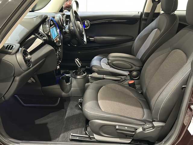 ＭＩＮＩ ミニ クーパー バーガンディーED 新潟県 2019(平31)年 2.1万km ピュアバーガンディー Burgundy Edition専用センター・ディスプレイ・リング/Burgundy Edition オリジナル・バッジ/純正16インチアルミホイール/LEDヘッドライト/LEDフォグランプ/ストレージ・コンパートメントパッケージ/パーキングアシストパッケージ/ライトパッケージ/コンフォートアクセス/リアビューカメラ/アクティブクルーズコントロール/MINIナビゲーションシステム/・Bluetooth/AUX/USB/ラジオ/ドライビングアシスト/マルチファンクションスイッチ/アイドリングストップ