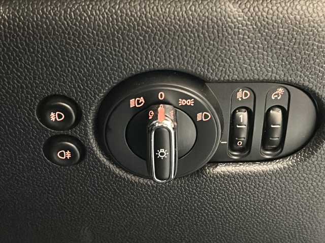 ＭＩＮＩ ミニ クーパー バーガンディーED 新潟県 2019(平31)年 2.1万km ピュアバーガンディー Burgundy Edition専用センター・ディスプレイ・リング/Burgundy Edition オリジナル・バッジ/純正16インチアルミホイール/LEDヘッドライト/LEDフォグランプ/ストレージ・コンパートメントパッケージ/パーキングアシストパッケージ/ライトパッケージ/コンフォートアクセス/リアビューカメラ/アクティブクルーズコントロール/MINIナビゲーションシステム/・Bluetooth/AUX/USB/ラジオ/ドライビングアシスト/マルチファンクションスイッチ/アイドリングストップ