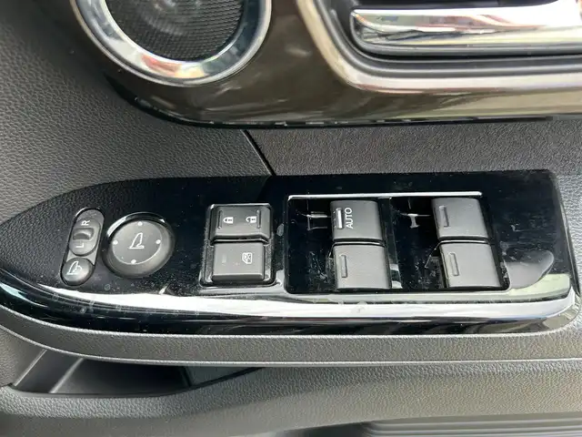 ホンダ Ｎ ＢＯＸ カスタム G L ターボ ホンダセンシング 静岡県 2018(平30)年 4.4万km クリスタルブラックパール エンジンスタートボタン/パワーステアリング/パワーウィンドウ/MTモード付AT/アイドリングストップ/スマートキー/AAC/クルーズコントロール（追従走行：有）/バックカメラ/USB入力端子/純正ETC/純正SDナビ（フルセグTV、BT接続、CDチェンジャー）/ベンチシート/純正フロアマット/ハーフレザー/両側パワースライドドア/純正アルミホイール/ABS/横滑り防止装置/レーンキープアシスト/オートライト/オートマチックハイビーム/後ろのみコーナーセンサー/LEDヘッドライト/W+サイドエアバック/衝突軽減システム