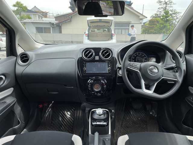 日産 ノート e－パワー X 愛知県 2018(平30)年 5.3万km スーパーブラック 純正SＤナビゲーション/フルセグＴＶ/Bluetooth/CD/DVD/インテリジェントアラウンドビューモニターセット/・踏み間違い衝突防止アシスト/・フロント/バックソナー/・インテリジェントアラウンドビューモニター/・スマートルームミラー/・ドアミラーヒーター/インテリジェントエマージェンシーブレーキ/車線逸脱警報/オートライト/ハイビームアシスト/SRSエアバック【運転席/助手席】/インテリジェントキー/プッシュエンジンスターター/保証書/取扱説明書/スペアキー１本
