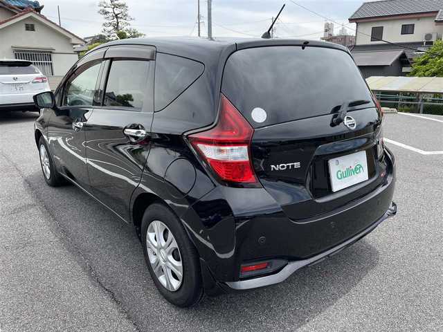 日産 ノート e－パワー X 愛知県 2018(平30)年 5.3万km スーパーブラック 純正SＤナビゲーション/フルセグＴＶ/Bluetooth/CD/DVD/インテリジェントアラウンドビューモニターセット/・踏み間違い衝突防止アシスト/・フロント/バックソナー/・インテリジェントアラウンドビューモニター/・スマートルームミラー/・ドアミラーヒーター/インテリジェントエマージェンシーブレーキ/車線逸脱警報/オートライト/ハイビームアシスト/SRSエアバック【運転席/助手席】/インテリジェントキー/プッシュエンジンスターター/保証書/取扱説明書/スペアキー１本