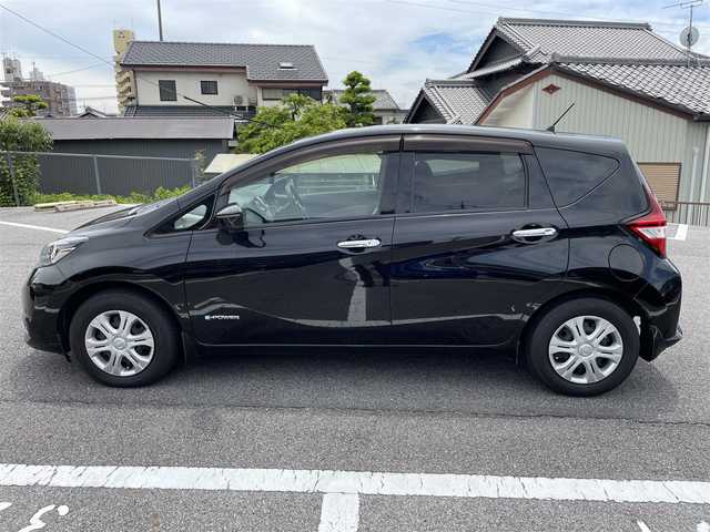 日産 ノート e－パワー X 愛知県 2018(平30)年 5.3万km スーパーブラック 純正SＤナビゲーション/フルセグＴＶ/Bluetooth/CD/DVD/インテリジェントアラウンドビューモニターセット/・踏み間違い衝突防止アシスト/・フロント/バックソナー/・インテリジェントアラウンドビューモニター/・スマートルームミラー/・ドアミラーヒーター/インテリジェントエマージェンシーブレーキ/車線逸脱警報/オートライト/ハイビームアシスト/SRSエアバック【運転席/助手席】/インテリジェントキー/プッシュエンジンスターター/保証書/取扱説明書/スペアキー１本