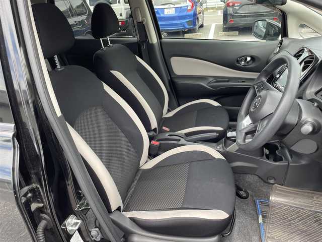日産 ノート e－パワー X 愛知県 2018(平30)年 5.3万km スーパーブラック 純正SＤナビゲーション/フルセグＴＶ/Bluetooth/CD/DVD/インテリジェントアラウンドビューモニターセット/・踏み間違い衝突防止アシスト/・フロント/バックソナー/・インテリジェントアラウンドビューモニター/・スマートルームミラー/・ドアミラーヒーター/インテリジェントエマージェンシーブレーキ/車線逸脱警報/オートライト/ハイビームアシスト/SRSエアバック【運転席/助手席】/インテリジェントキー/プッシュエンジンスターター/保証書/取扱説明書/スペアキー１本