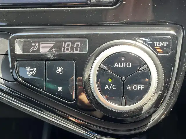 トヨタ アクア S 熊本県 2018(平30)年 3.8万km オレンジパールクリスタルシャイン 純正ナビ/・AM/FM/CD/SD/AUX/BT/・フルセグTV/・バックカメラ/ステアリングリモコン/電動格納ミラー/・ウィンカーミラー/ビルトインETC/HIDライト/・ヘッドライトレベライザー/ドアバイザー/社外フロアマット/ECOモード/EVモード/スマートキー/・スペアキー