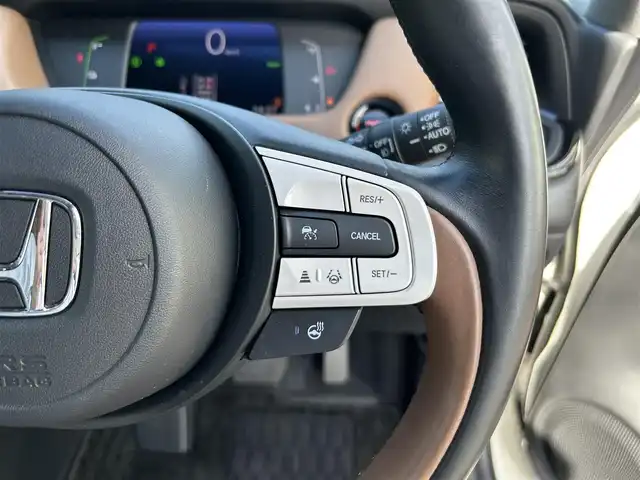 ホンダ フィット e:HEVリュクス 東京都 2020(令2)年 0.6万km プラチナホワイトパール ワンオーナー/純正9インチナビ（VXU-205FTi）/・フルセグTV/Bluetoothオーディオ/DVD/ワイヤレス充電器/バックカメラ/Honda SENSING/・衝突軽減ブレーキ〈CMBS〉/・誤発進抑制機能/・後方誤発進抑制機能/・近距離衝突軽減ブレーキ/・路外逸脱抑制機能/・渋滞追従機能付アダプティブ・クルーズ・コントロール/・車線維持支援システム/・オートハイビーム/合皮ハーフレザーシート/LEDヘッドライト/コンフォートビューパッケージ/ステアリングヒーター/純正16インチアルミホイール/保証書/取扱説明書/スペアキー