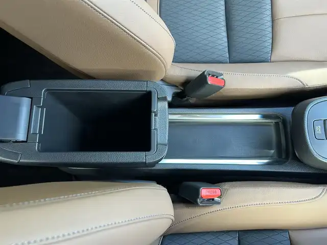 ホンダ フィット e:HEVリュクス 東京都 2020(令2)年 0.6万km プラチナホワイトパール ワンオーナー/純正9インチナビ（VXU-205FTi）/・フルセグTV/Bluetoothオーディオ/DVD/ワイヤレス充電器/バックカメラ/Honda SENSING/・衝突軽減ブレーキ〈CMBS〉/・誤発進抑制機能/・後方誤発進抑制機能/・近距離衝突軽減ブレーキ/・路外逸脱抑制機能/・渋滞追従機能付アダプティブ・クルーズ・コントロール/・車線維持支援システム/・オートハイビーム/合皮ハーフレザーシート/LEDヘッドライト/コンフォートビューパッケージ/ステアリングヒーター/純正16インチアルミホイール/保証書/取扱説明書/スペアキー