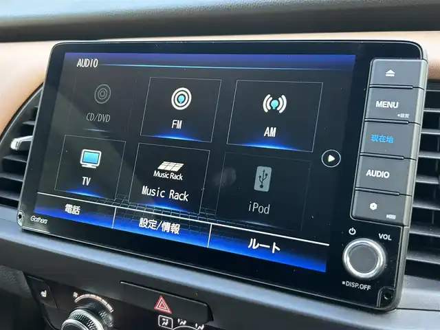 ホンダ フィット e:HEVリュクス 東京都 2020(令2)年 0.6万km プラチナホワイトパール ワンオーナー/純正9インチナビ（VXU-205FTi）/・フルセグTV/Bluetoothオーディオ/DVD/ワイヤレス充電器/バックカメラ/Honda SENSING/・衝突軽減ブレーキ〈CMBS〉/・誤発進抑制機能/・後方誤発進抑制機能/・近距離衝突軽減ブレーキ/・路外逸脱抑制機能/・渋滞追従機能付アダプティブ・クルーズ・コントロール/・車線維持支援システム/・オートハイビーム/合皮ハーフレザーシート/LEDヘッドライト/コンフォートビューパッケージ/ステアリングヒーター/純正16インチアルミホイール/保証書/取扱説明書/スペアキー