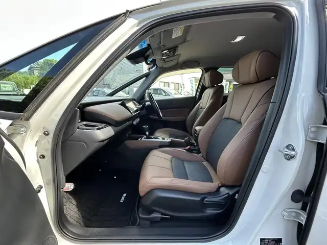 ホンダ フィット e:HEVリュクス 東京都 2020(令2)年 0.6万km プラチナホワイトパール ワンオーナー/純正9インチナビ（VXU-205FTi）/・フルセグTV/Bluetoothオーディオ/DVD/ワイヤレス充電器/バックカメラ/Honda SENSING/・衝突軽減ブレーキ〈CMBS〉/・誤発進抑制機能/・後方誤発進抑制機能/・近距離衝突軽減ブレーキ/・路外逸脱抑制機能/・渋滞追従機能付アダプティブ・クルーズ・コントロール/・車線維持支援システム/・オートハイビーム/合皮ハーフレザーシート/LEDヘッドライト/コンフォートビューパッケージ/ステアリングヒーター/純正16インチアルミホイール/保証書/取扱説明書/スペアキー